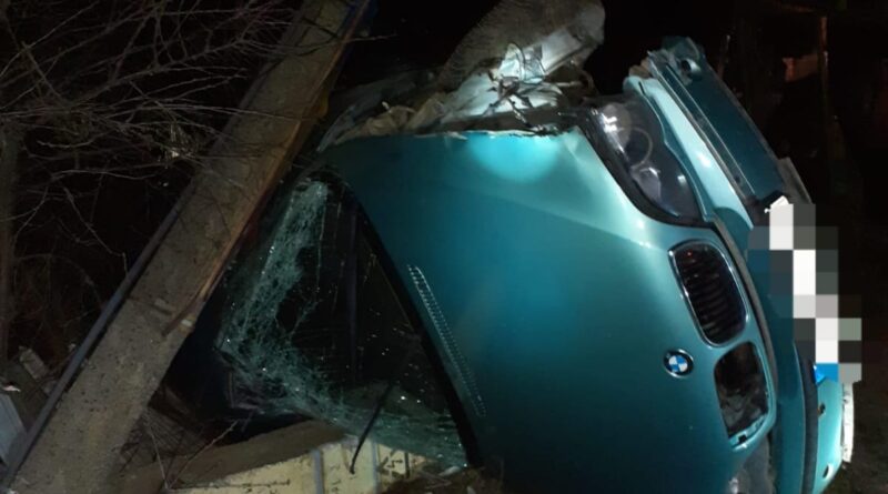 O șoferiță de 53 de ani s-a oprit cu BMW-ul într-un stâlp