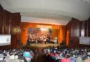 Zeci de interpreți și dansatori de muzică populară, pe scena Casei de Cultură ”C. Tănase” Vaslui.